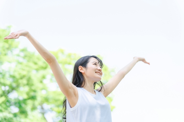 疲れ果てて横になっている人を電池のバッテリー切れで表現している。慢性疲労のリカバリー機能低下を表す