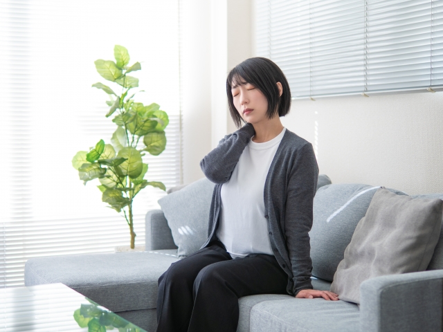 慢性疲労で朝から身体が重く立ち上がれない女性のイメージ