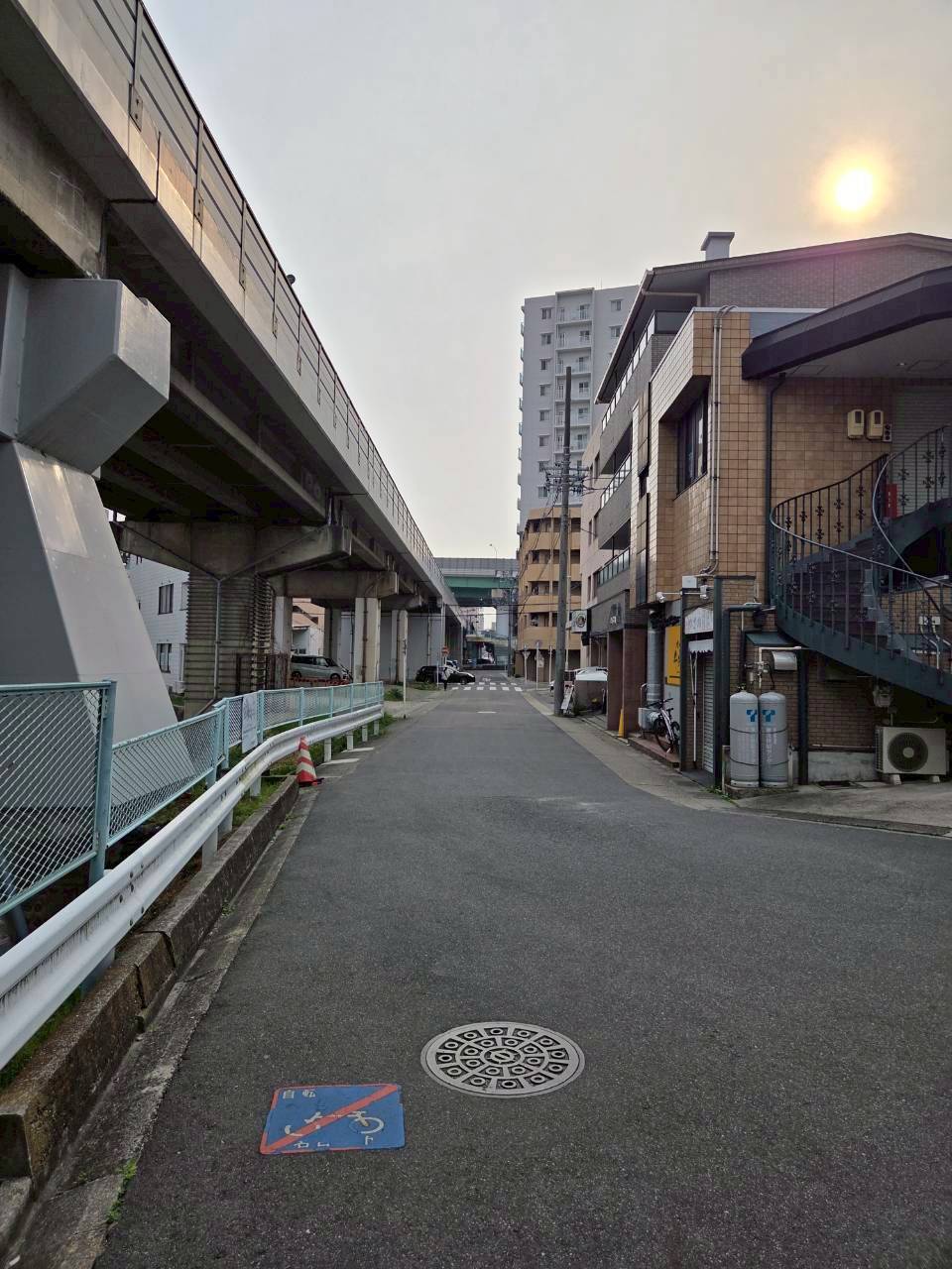 通路を抜けると線路高架沿いの道に出ます。そのまま直進します