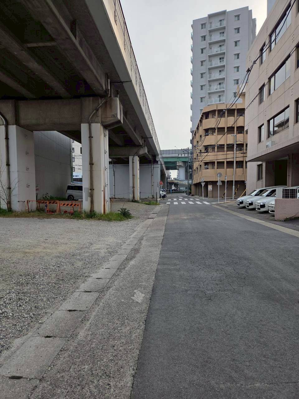 前方に横断歩道が見えます。横断歩道を左折してください