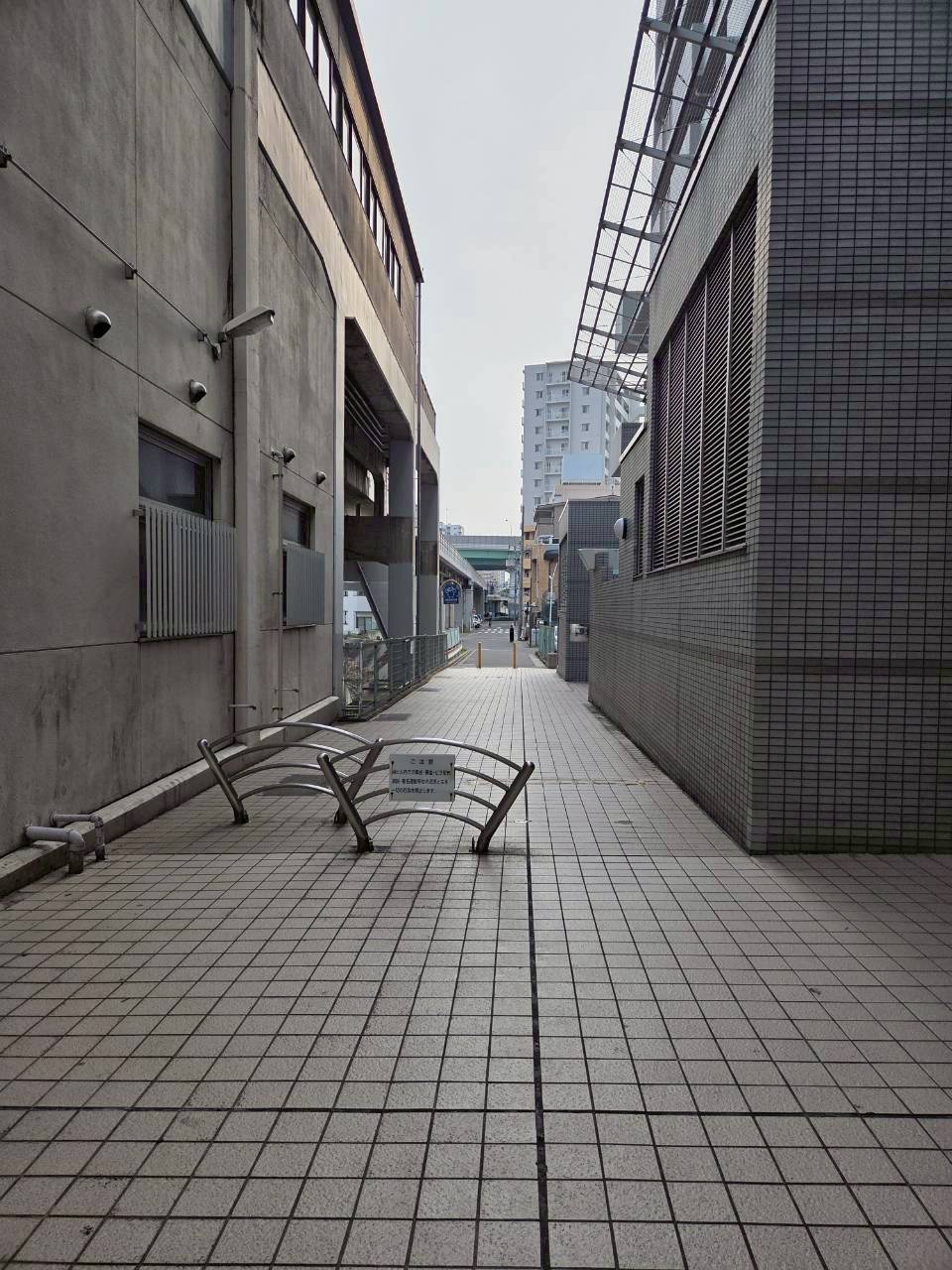 ウエルシア薬局左の細い通路。建物の間をそのまま直進します