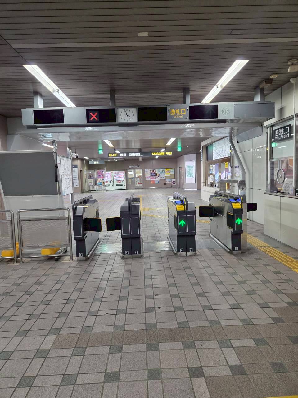 上社駅の改札口（西改札口）。ここを通り抜けます